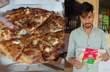 Pizza में निकले जिंदा कीड़े! शख्स ने शेयर किया VIDEO, अगर आप भी हैं शौक “ • ˌ Pizza में निकले जिंदा कीड़े! शख्स ने शेयर किया VIDEO, अगर आप भी हैं शौक “ • ˌ