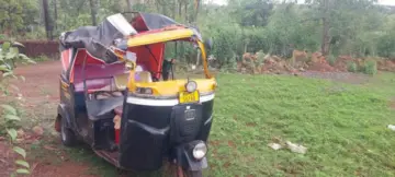 वैभववाडी कोंडवाडीत खड्यात रिक्षा पलटी