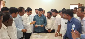 भरणेवाडीत काँग्रेसच्या शेतकरी आक्रोश मोर्चाला पोलिसांनी रोखले; कृषिमंत्री दत्तात्रय भरणे यांच्या विरोधात घोषणाबाजी