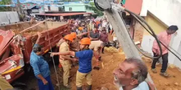 'ബസ് സ്റ്റോപ്പില്‍ പത്ത് പന്ത്രണ്ട് കുട്ടികള്‍ ഉണ്ടായിരുന്നു;  ഏഴ് പത്തിനുള്ള ബസ് കാത്തു നില്ക്കുകയായിരുന്നു; വണ്ടി വരുന്നതിന് രണ്ട് മിനിറ്റ് മുന്‍പാണ് അപകടം': കൊട്ടാരക്കര അപകടത്തിന്റെ ഞെട്ടലില്‍ ദൃക്സാക്ഷിയായ യുവതി