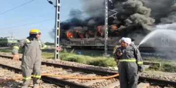 مال گاڑی کے ڈبے میں خوفناک آگ، فائر بریگیڈ نے مشقت کے بعد قابو پا یا