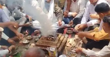 मथुरा में रजिस्ट्री विभाग के निजीकरण के विरोध में 11वें दिन भी धरना जारी, कर्मचारियों ने हवन कर जताया विरोध