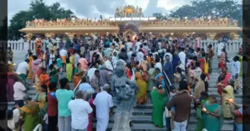 கைகளில் அகல் விளக்குகள்..!! ரத்தினகிரி பாலமுருகன் கோவிலில் பக்தர்கள் சிறப்பு வழிபாடு..!!