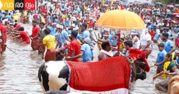 വീരസ്മരണകളുയര്‍ത്തി ഓച്ചിറക്കളി; പരബ്രഹ്‌മ സന്നിധിയിലൊരു പടയൊരുക്കം