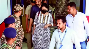 വീണിടത്ത് കിടന്ന് ഉരുണ്ട് 'വീണ'..! കുരുക്ക് മുറുകുന്നു, CMRL കേസില്‍ നിര്‍ണ്ണായക രേഖകള്‍ ഇഡിക്ക്; ചോദ്യം ചെയ്യല്‍ തിങ്കളാഴ്ച