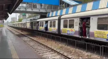 टिळक नगर आणि चेंबूरच्या मध्ये डाऊन मार्गावर ओव्हरहेड वायर तुटल्याने हार्बर मार्गावर प्रवाशांचा खोळंबा