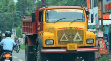 'നടപടിയില്ലെങ്കില്‍ നിരത്തിലിറങ്ങും'; ടിപ്പര്‍ ലോറികളുടെ മരണപ്പാച്ചില്‍ നിയന്ത്രിക്കണമെന്ന് ‍ഡിവൈഎഫ്‌ഐ