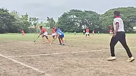மகளிர் ஹாக்கியில் பின்தங்கிய தமிழ்நாடு; மண் தரையில் விளையாடும் வீராங்கனைகள் - முன்னாள் கேப்டன் சாடல்