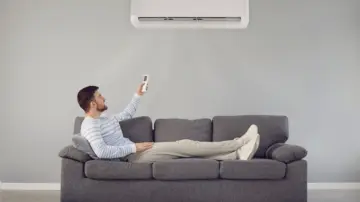 AC Health Risks: क्या आपको भी दिनभर AC में बैठने से होती है थकान और स्किन ड्राईनेस? जानें सेहत पर होने वाले 5 बड़े नुकसान और बचने के उपाय