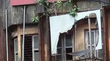 ബലക്ഷയം ഉണ്ടെന്ന് കണ്ടെത്തിയത് 139 എണ്ണം, മഴക്കാലമെത്തിയിട്ടും പൊളിക്കാൻ നടപടികളില്ല; തൃശൂരില്‍ ഭീഷണിയായി പഴയ കെട്ടിടങ്ങള്‍