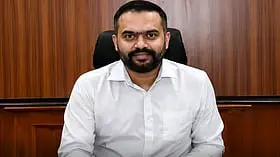 மதுரை மாநகராட்சி வரி முறைகேடு | அதிரடி காட்டிய ஆட்சியர் ஆகாஷ்... 20 நாட்களில் இடமாற்றம் ஏன்?