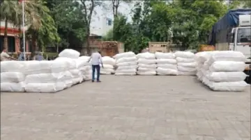 शेगावात मध्यरात्री पोलिसांचा मोठा दणका; ७० लाखांच्या प्रतिबंधित पानमसाल्यासह ट्रक जप्त