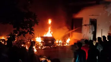 मालवणात ऑटो गॅरेजला भीषण आग