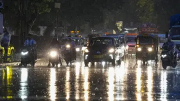 Delhi Rain Alert: उमस भरे मौसम के बीच दिल्ली में ठंडी फुहारें; जानें अगले 5 दिन कैसा रहेगा तापमान और क्यों एयरपोर्ट पर मचा है हड़कंप