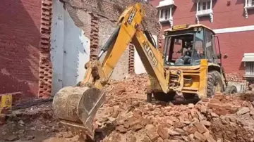 वाराणसी में बुलडोजर एक्शन पर ब्रेक! इलाहाबाद हाईकोर्ट ने दालमंडी में ध्वस्तीकरण पर लगाई रोक, व्यापारियों को बड़ी राहत