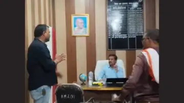 बृजमनगंज ब्लॉक में भारी बवाल, BDO और पंचायत सचिवों के बीच तीखी नोकझोंक, वीडियो वायरल