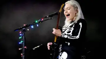 Phoebe Bridgers: ফোনবিহীন কনসার্ট! ফোবি ব্রিজার্সের ট্রেন্ডে লাইভ মিউজিকে নয়া দৌড়