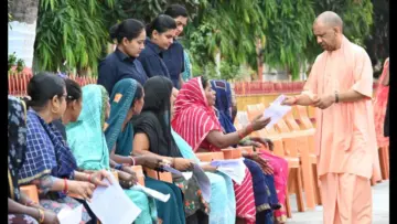तीन तलाक और एसिड अटैक पीड़ित महिलाओं को योगी सरकार देगी पक्का घर, आयुष्मान कार्ड का भी मिलेगा लाभ