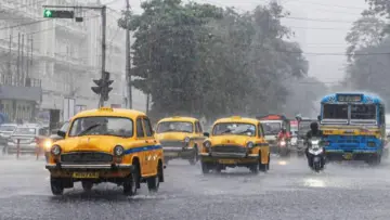 পূর্বাভাস সত্যি করে মুষলধারে বৃষ্টি কলকাতায়, ঝড়ের তাণ্ডবে ভাঙল গাছ! সাত জেলায় জারি সতর্কতা