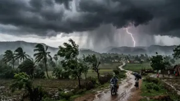 AP Rain Alert : బంగాళాఖాతంలో ద్రోణి.. ఏపీలోని ఈ జిల్లాలకు రెడ్‌అలర్ట్.. పిడుగులతో కూడిన వానలు.. బయటకు రావొద్దు..
