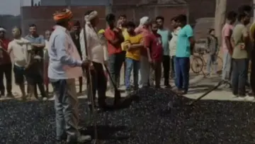 UP: सड़क निर्माण पर विवाद, सभासदों ने गुणवत्ता पर उठाए सवाल
