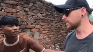 Viral Video : ஆஸ்திரேலியா சுற்றுலா பயணியிடம் முத்தம் கேட்டு தொல்லை கொடுத்த நபர்.. வைரல் வீடியோ!
