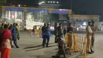 Patna Crime:कारगिल चौक पर देर रात बवाल, सरकारी गाड़ी में तोड़फोड़, ड्राइवर-बेटे से मारपीट, पुलिस से भी हुई धक्का-मुक्की