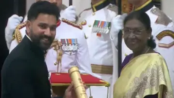 Rohit Sharma: சிறப்பு வாய்ந்த நாளில் பத்ம ஸ்ரீ விருது.. குடியரசு தலைவர் கைகளால் வாங்கிய ரோஹித் சர்மா!