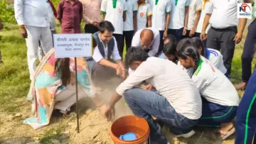 सोनभद्र में डीएम का औचक निरीक्षण, बच्चों के साथ बैठकर खाया भोजन, व्यवस्थाओं की बारीकी से जांच