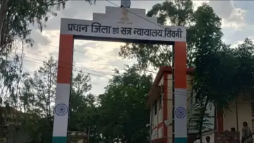 सिवनी कोर्ट परिसर में मचा बवाल! चाकू लेकर दौड़े युवक, जमकर हुआ पथराव, बड़ी वारदात टली