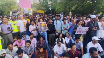 कॉक्रोच जनता पार्टी ने पुणे से छेड़ा देशव्यापी छात्र आंदोलन, शिक्षा सुधार और जवाबदेही पर बड़ा अभियान | Cliq Latest