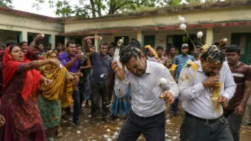 Egg Attack: এবারে বিদ্যালয়ের শিক্ষকের উপর চলল ডিম থেরাপি