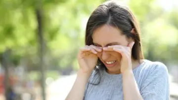 Eye Care Tips: चिलचिलाती गर्मी और धूप से आंखों में होने लगी है जलन? आज ही डाइट में शामिल करें ये फल-सब्जियां, दूर होगी थकान