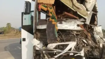 Bihar Road Accident: राष्ट्रीय राजमार्ग-19 पर रांची जा रही बस डंपर से टकराई, एक यात्री की मौत, दो दर्जन के करीब घायल