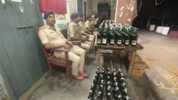 Bihar News : सहरसा में कोशी बांध पर पुलिस की बड़ी कार्रवाई, UP नंबर की गाड़ी से भारी मात्रा में अंग्रेजी शराब किया बरामद, मौके से फरार हुआ तस्कर