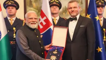 স্লোভাকিয়ায় রাষ্ট্রীয় সম্মানে ভূষিত হলেন নরেন্দ্র মোদী, উপহার উৎসর্গ করলেন ভারতের ১৪০ কোটি মানুষকে