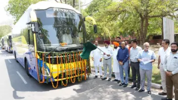 पंजाब के वित्त एवं परिवहन मंत्री हरपाल सिंह चीमा ने पनबस की पांच नई सुपर इंटीग्रल वोल्वो कोच बसों को हरी झंडी दिखाकर किया रवाना