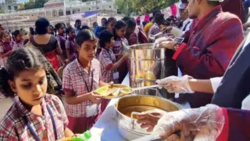 Telangana Govt : పాఠశాలలు, కళాశాలల్లో రేపటి నుంచే విద్యార్థులకు బ్రేక్‌పాస్ట్ పథకం.. తొలుత ఈ ఎనిమిది జిల్లాల్లో.. మెనూ ఇదే..