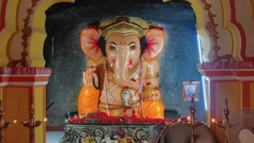 Redi Ganpati: कोकणातील दोन भुजा असलेला रेडीचा गणपती, काय आहेत या मूर्तीची वैशिष्ट्ये जाणून घ्या