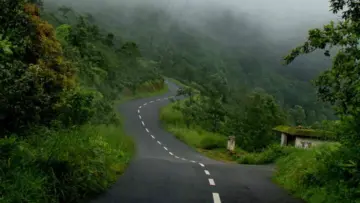 Monsoon Travel : बारिश के मौसम में घूमने के लिए बेस्ट रोड ट्रिप्स, पार्टनर के साथ लॉन्ग ड्राइव का मिलेगा अलग ही मजा