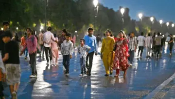 आंधी-तूफान से 8 डिग्री तक लुढ़का पारा, दिल्ली में बदला मौसम का मिजाज; आज कैसा रहेगा हाल