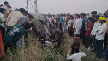 कैमूर : मिट्टी लदी ट्रैक्टर अनियंत्रित होकर पईन में पलटी, लगी आग, बोनट पर बैठे दो नाबालिगों की दबकर और जलने से मौ'त