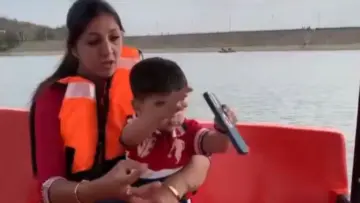 Viral Video : தாயின் ஐபோனை குளத்தில் வீசிய குழந்தை.. இணையத்தில் வைரலாகும் வீடியோ!
