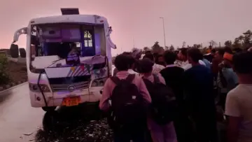 सिवनी में हाईवे पर बड़ा सड़क हादसा: ट्रक से टकराने के बाद बस ने कार को भी मारी टक्कर, एक दर्जन से अधिक यात्री घायल