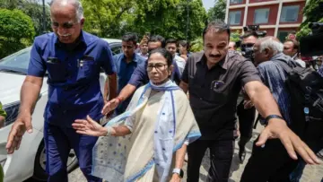 अब ममता बनर्जी का क्या होगा? स्पीकर के पास जा रहे TMC के बागी सांसद, फिर करेंगे EC का रुख