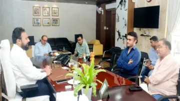 নতুন ক্রীড়ামন্ত্রীর সঙ্গে বৈঠকে সৌরভ, বাংলার খেলাধুলার ভবিষ্যৎ নিয়ে গুরুত্বপূর্ণ বার্তা
