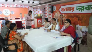 Suvendu Janatar Darbar : মুখ্যমন্ত্রীর জনতার দরবারে অভিযোগ প্রাক্তন মুখ্যমন্ত্রীর পরিবার ও প্রাক্তন মেয়রের বিরুদ্ধে, মমতার ভাইয়ের বিরুদ্ধে অভিযোগ শুভেন্দুর কাছে