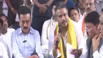 रोहित पवारांचं उपोषण अखेर स्थगित ! गिरीश  महाजनांच्या मध्यस्थीनंतर तोडगा