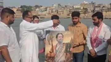 'परशुराम अवतार आणि हातात संविधान,' काँग्रेस कार्यकर्त्यांकडून राहुल गांधी यांच्या पोस्टरवर दुग्धाभिषेक