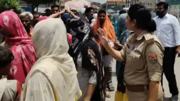 हाथरस के छोटे नवीपुर में महिलाओं ने देशी शराब ठेके के अंदर घुसकर काटा हंगामा, बंद कराने की मांग पर अड़ीं